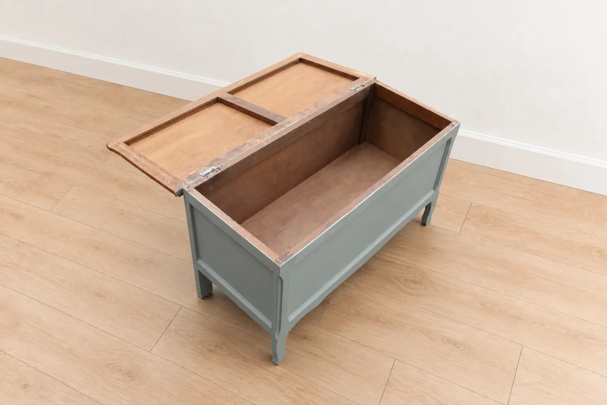 Renovated antique chest in grey-green – natural wood lid – vintage storage 90 cm