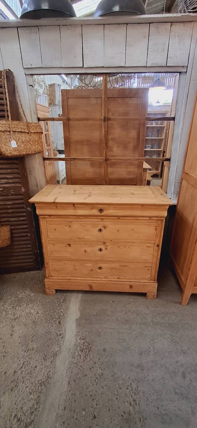 Antique chest of drawers
