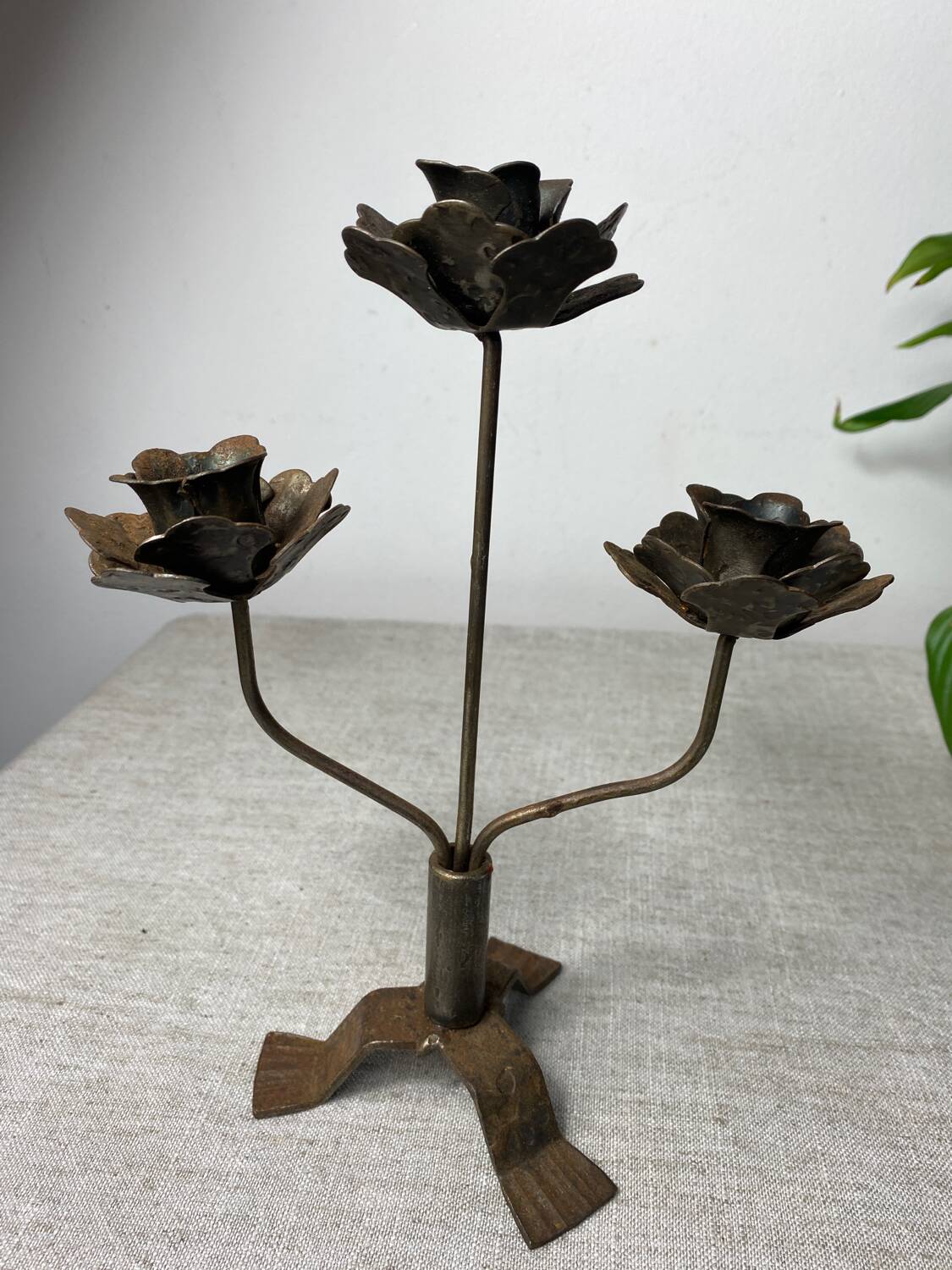 Rose shaped metal candle holder