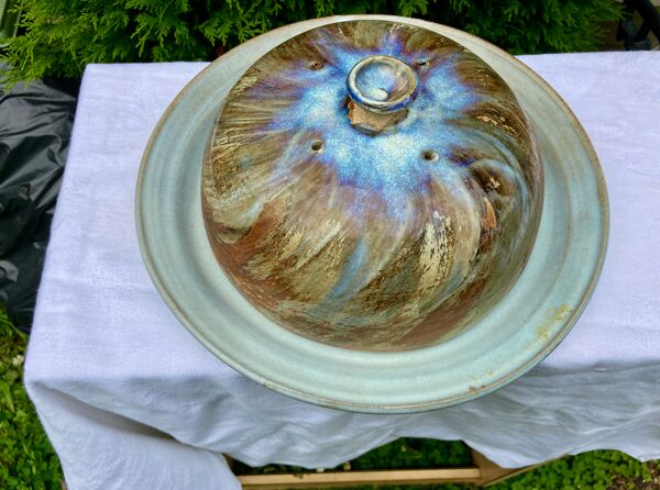 Ancienne cloche a fromage avec son plateau en céramique signature à identifier