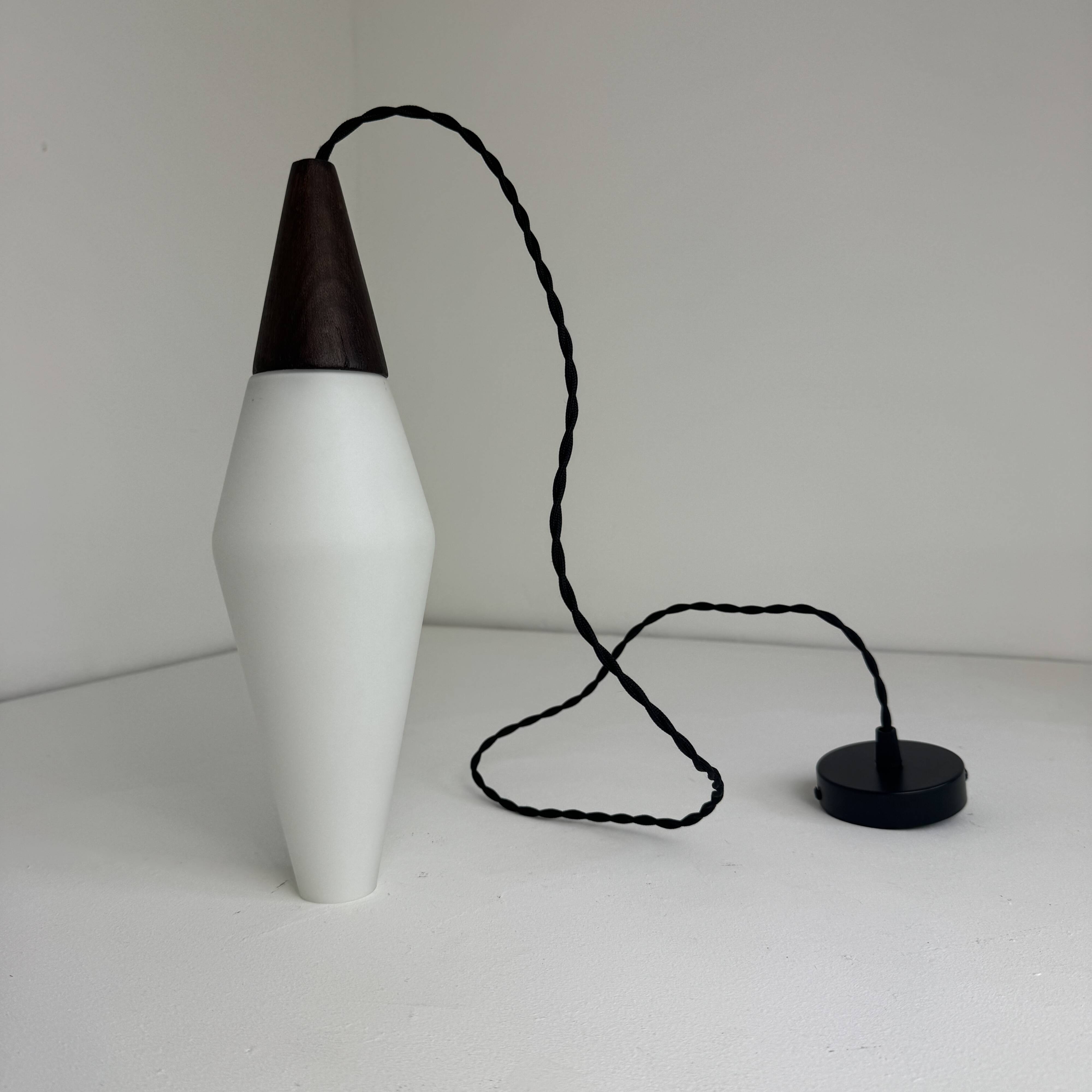 Ancienne suspension scandinave en opaline