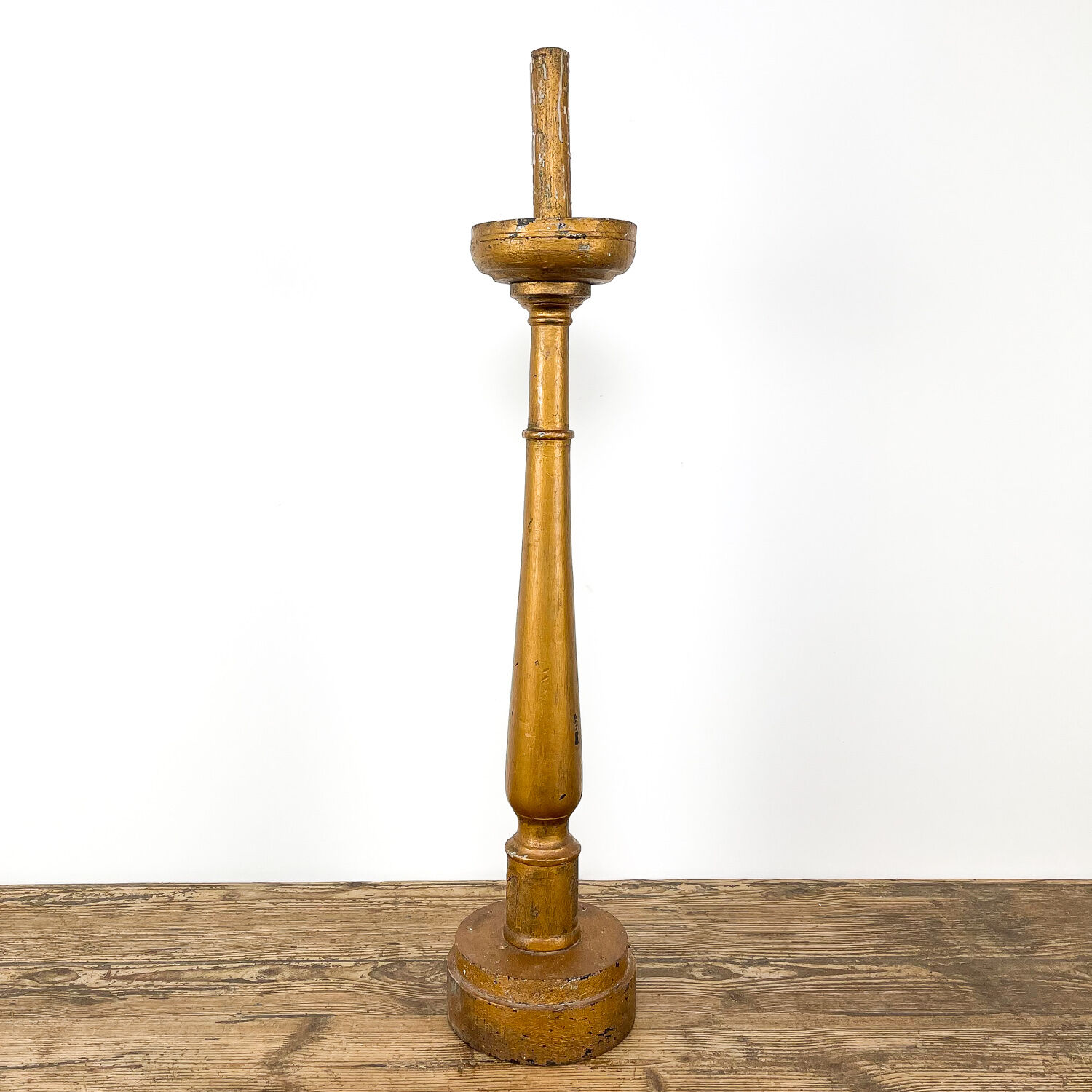 Chandelier français antique en bois peint à l'or au milieu