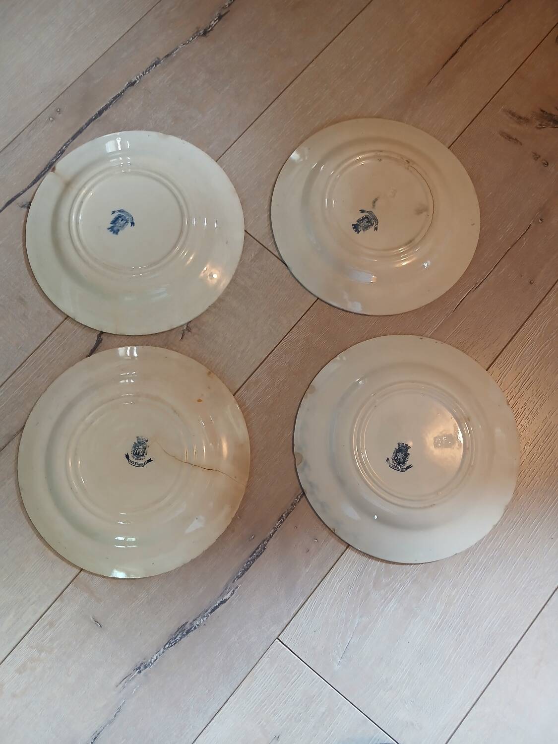 4 flat plates "thistles" from gien