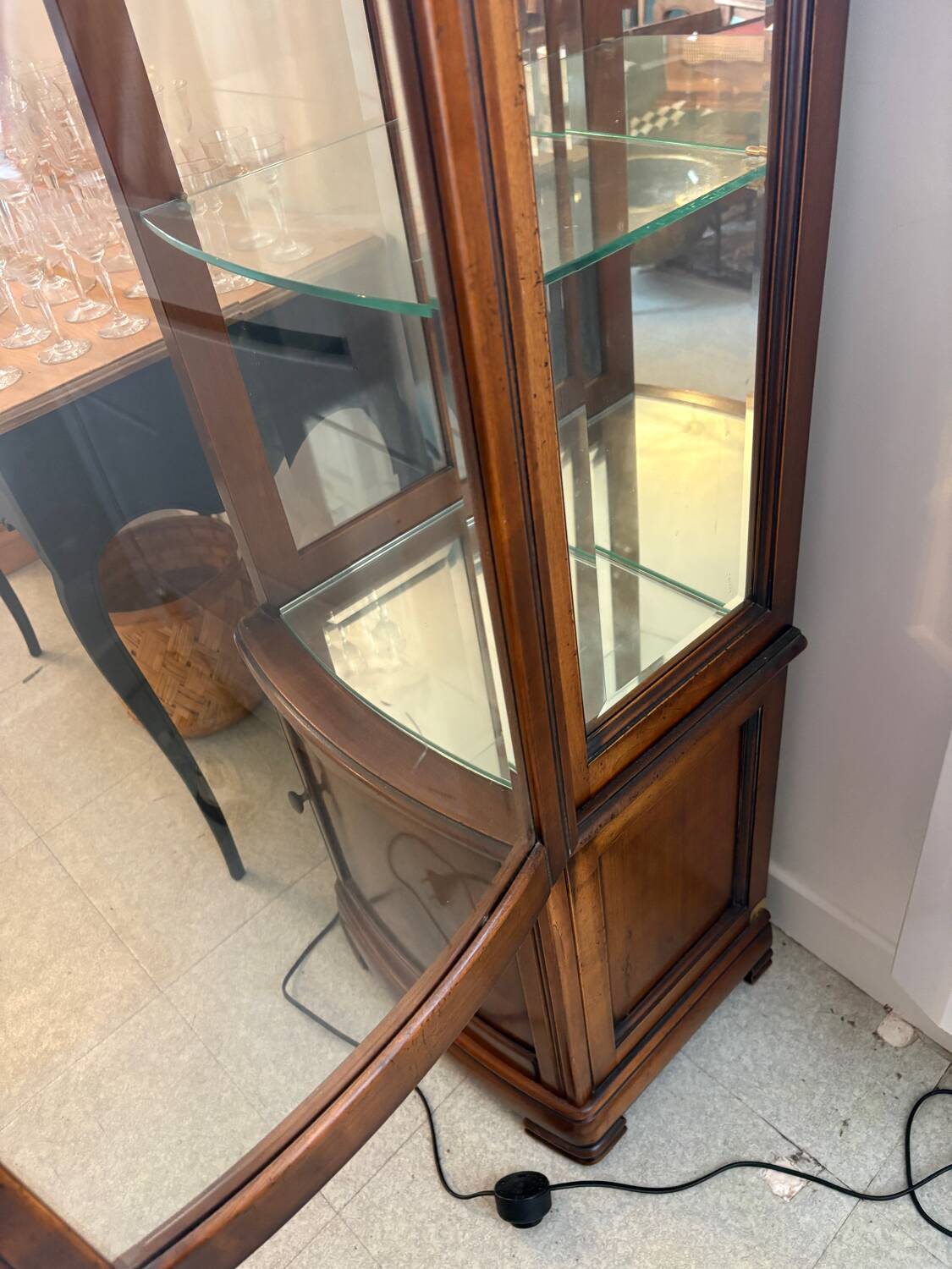 Vitrine en merisier verni