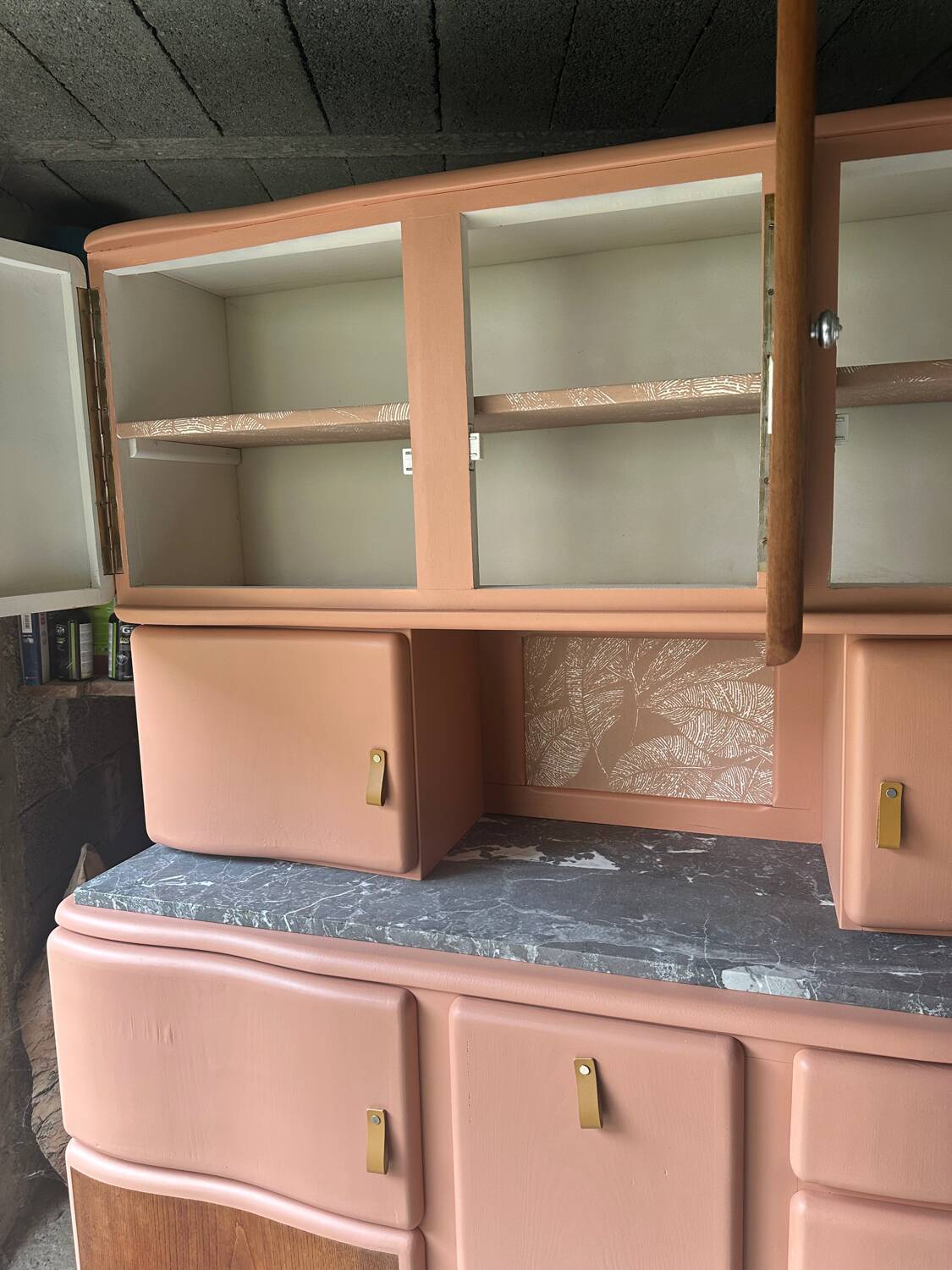 Buffet Mado vintage rénové – teinte ocre chaleureux, plateau en marbre