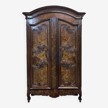 Armoire Bressane d'époque Louis XV en noyer et loupe de noyer 18ème