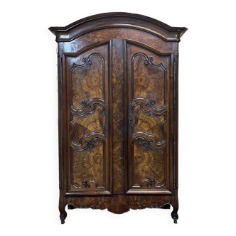 Armoire Bressane d'époque Louis XV en noyer et loupe de noyer 18ème