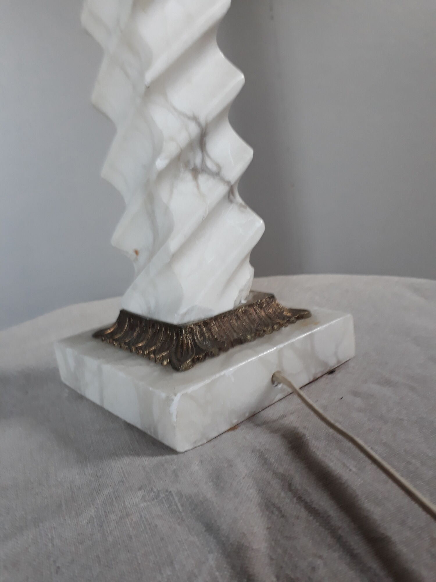 Twisted lamp foot in white marble and brass, square base - 1950's