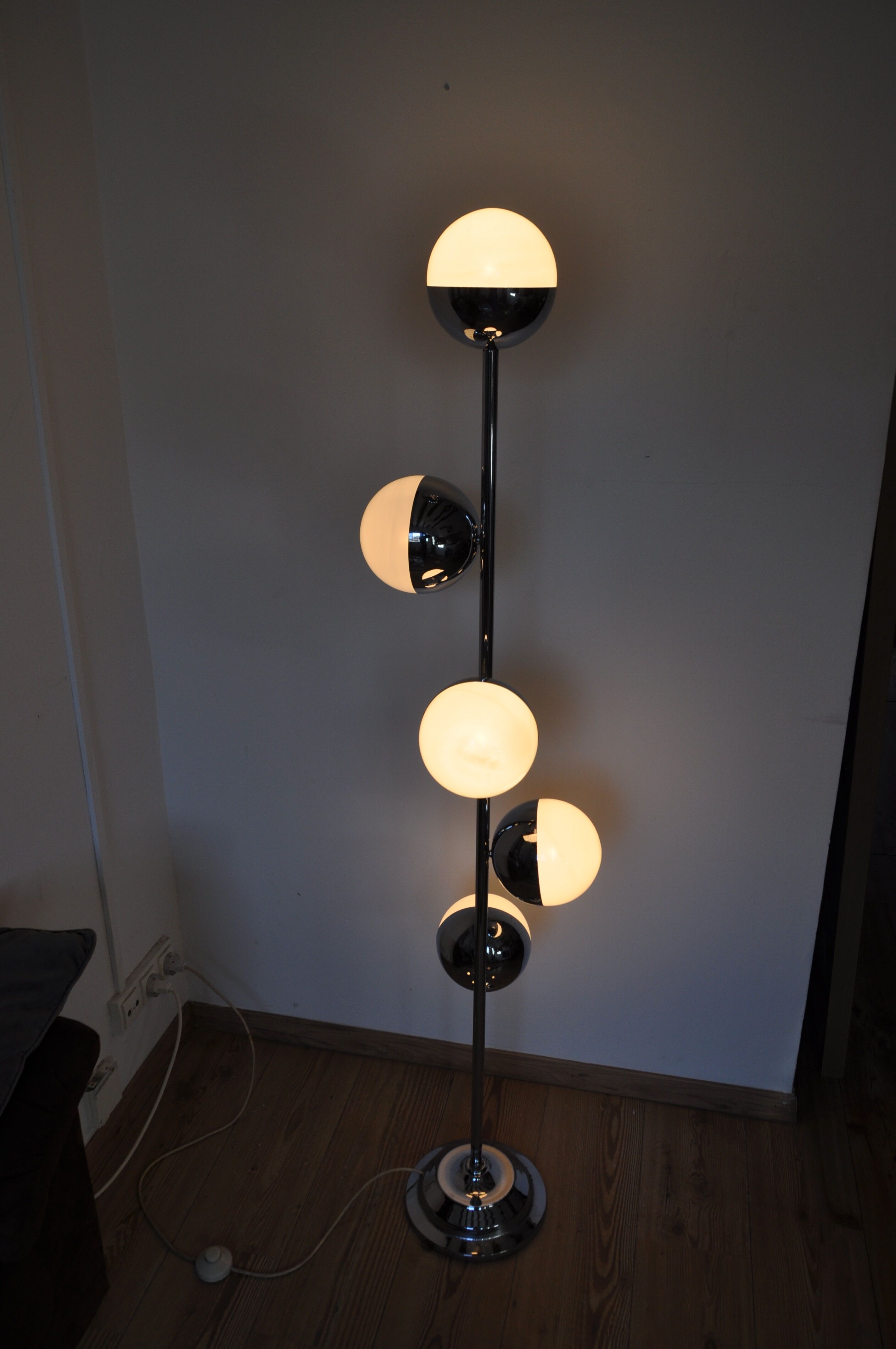Lampadaire spirale chromé, design 70