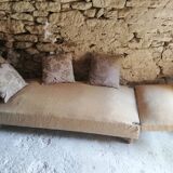 Rest bed with its 3 cushions