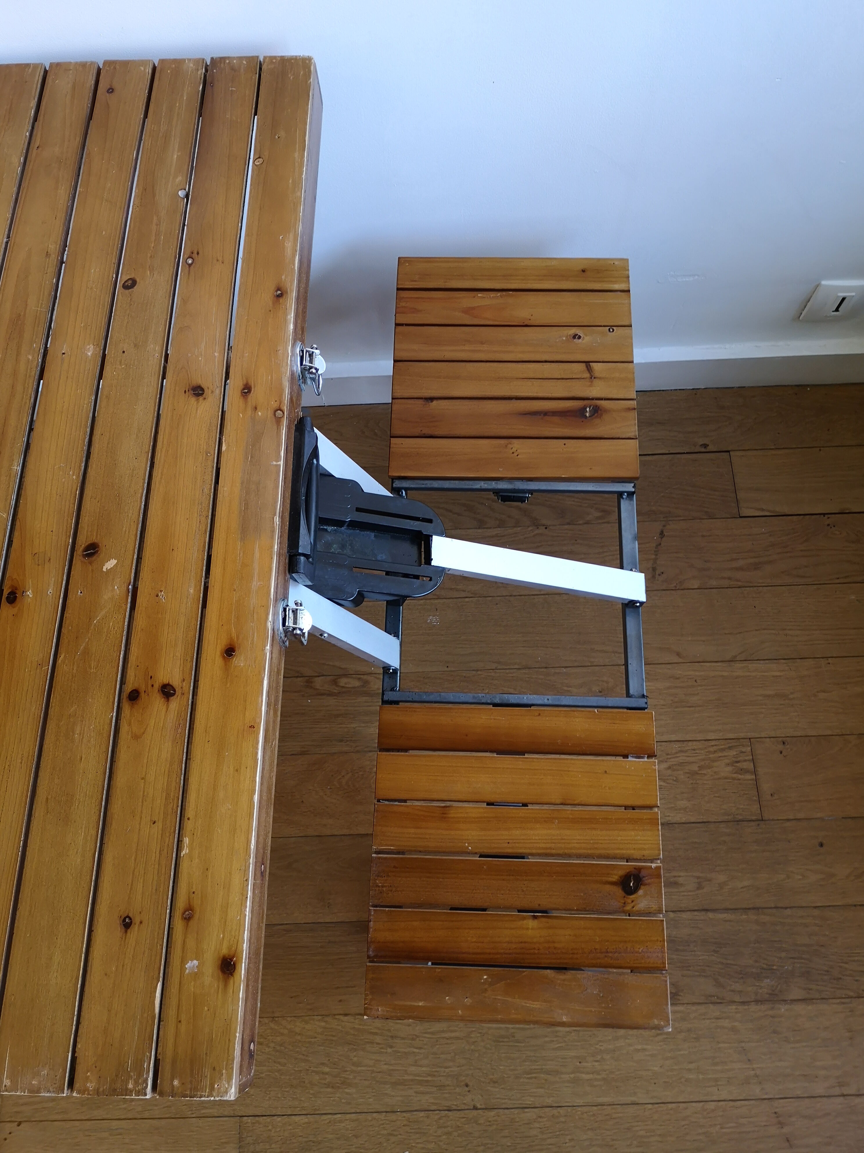 Folding wood picnic table