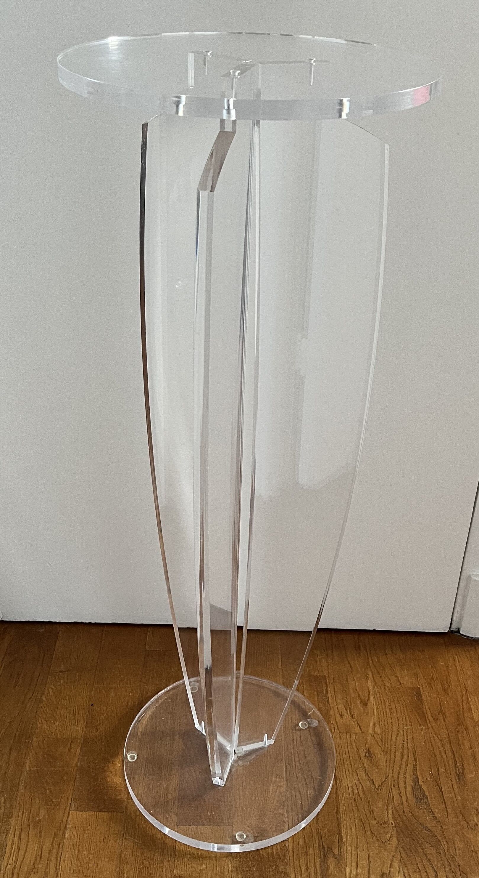 Sellette - Guéridon en plexiglas