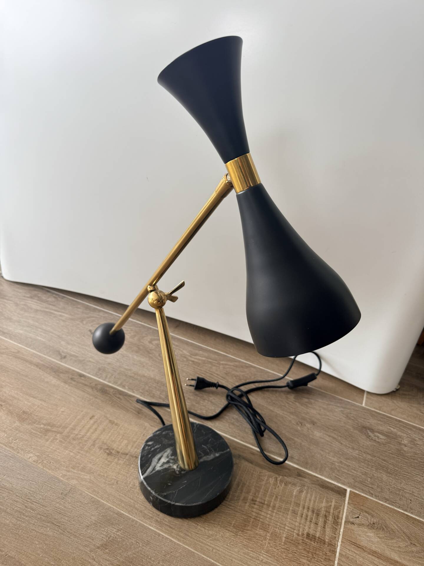 Eichholtz Cordero desk lamp in brass, black metal and marble.