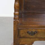 Chaise d'agnelage anglaise ancienne à capuchon du XVIIIe siècle, de forme particulière.