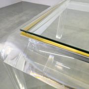 Table basse en acrylique, laiton et verre italienne, années 1980