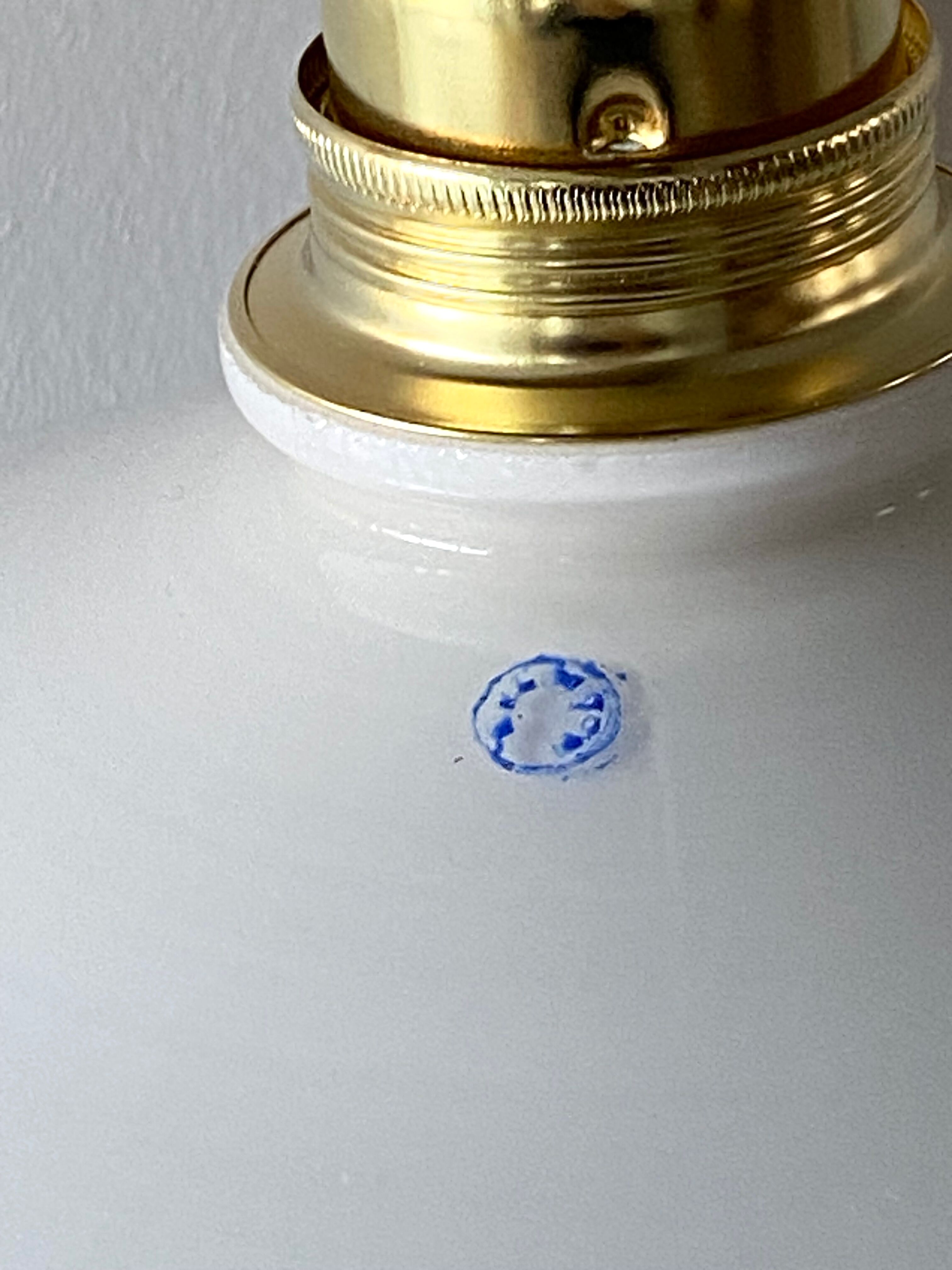 Suspension in opaline
