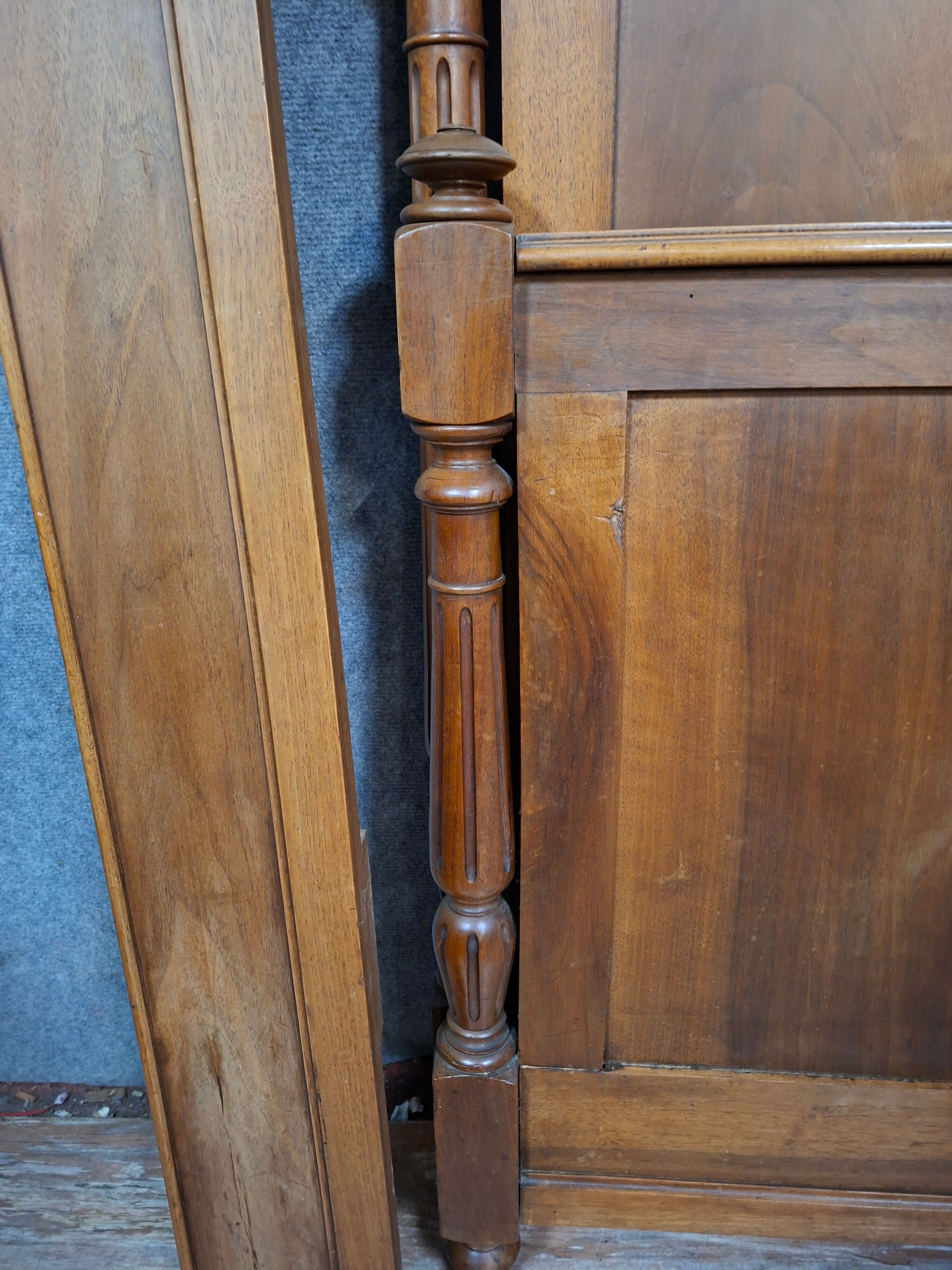 Neo-Gothic bed in solid walnut – Late 19th century