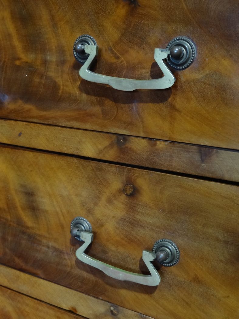 19th century chest of drawers in mahogany veneer, three drawers, 81x80x43 cm