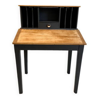 Black and wood desk with storage shelf
