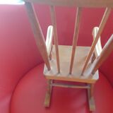 Chaise à bascule en bois en jouet.