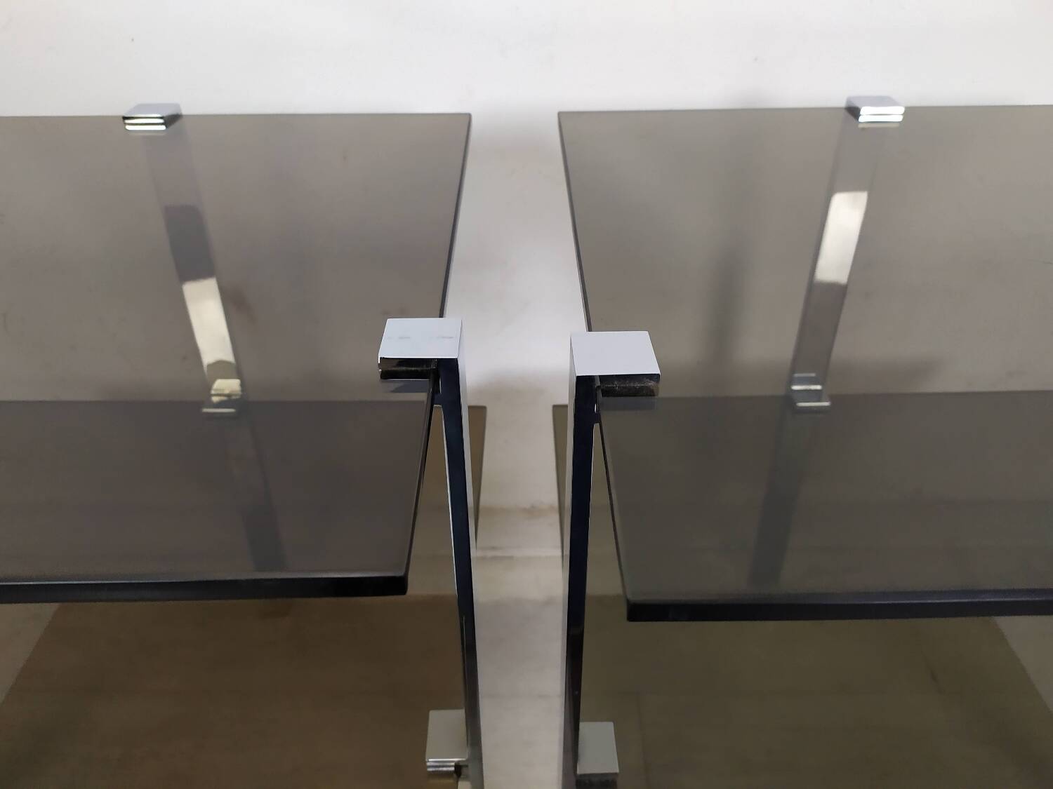 Bouts de canapé vintage chrome verre fumé