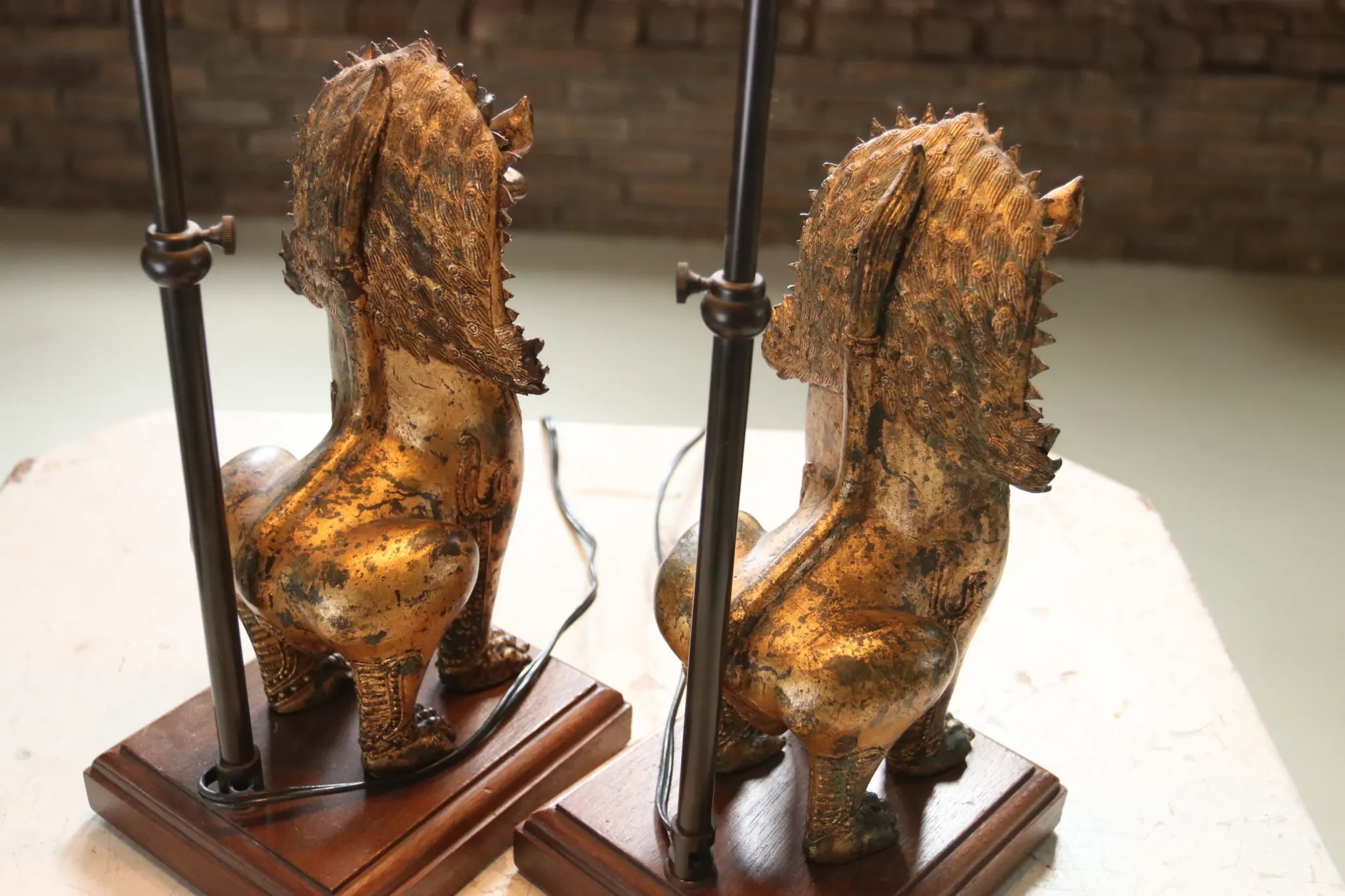 Pair of table lamps with gilt bronze Singha lions – Thailand, 1970s