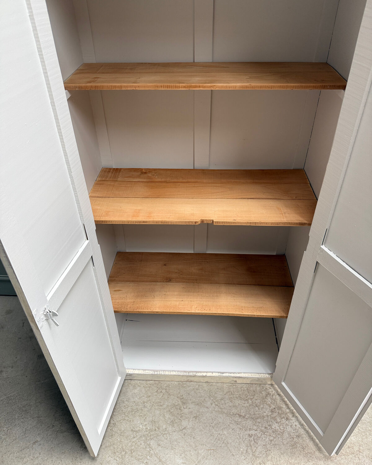 Armoire parisienne patinée, rénovée