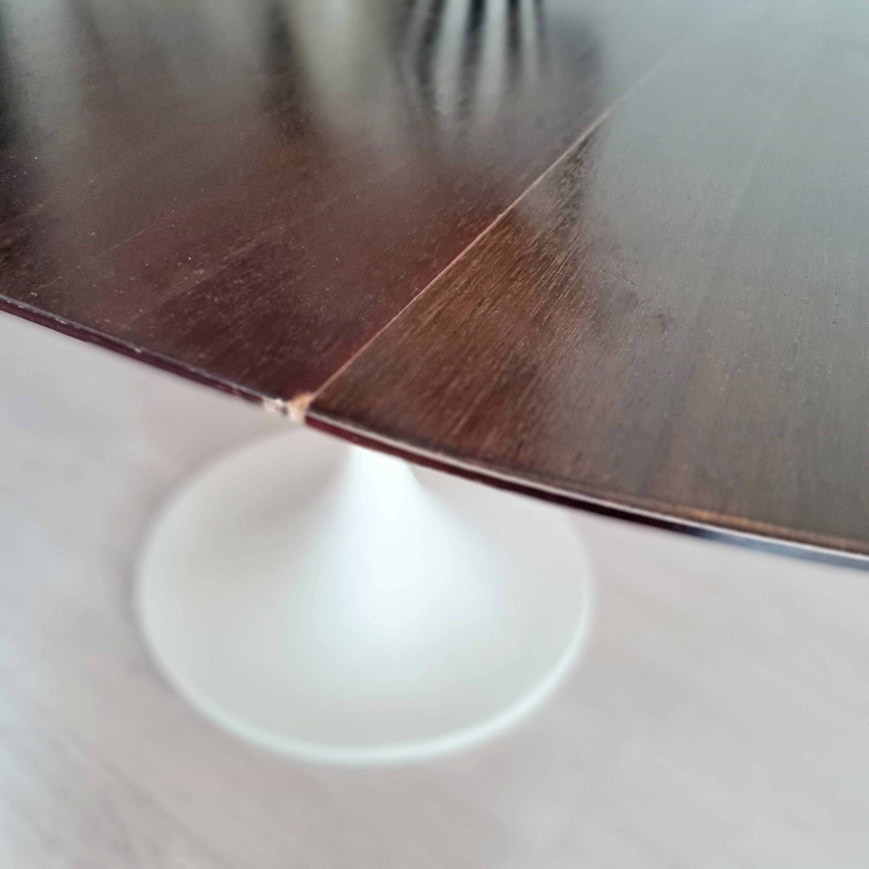 Extendable table with tulip base, round oval wooden top