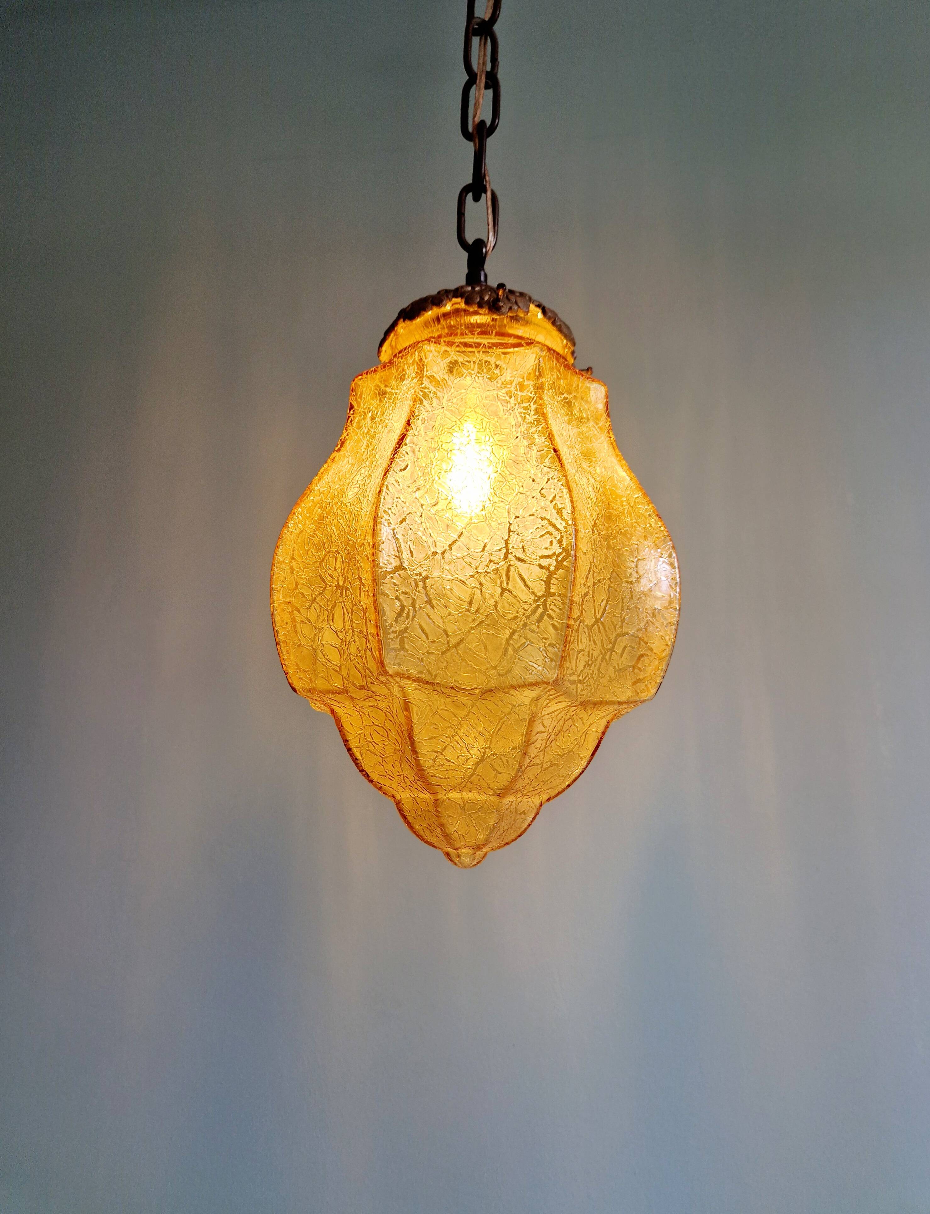 Suspension Art Déco en verre craquelé ambre, années 1920-30