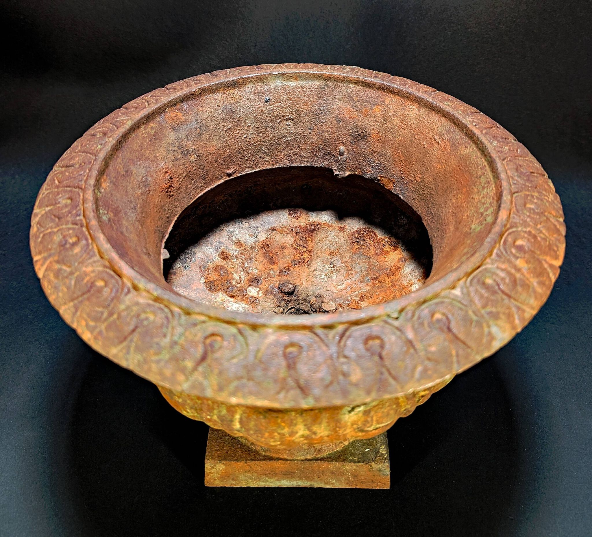 Old Cast Iron Planter – Medici Basin on Stand – 27 cm – 5.5 kg