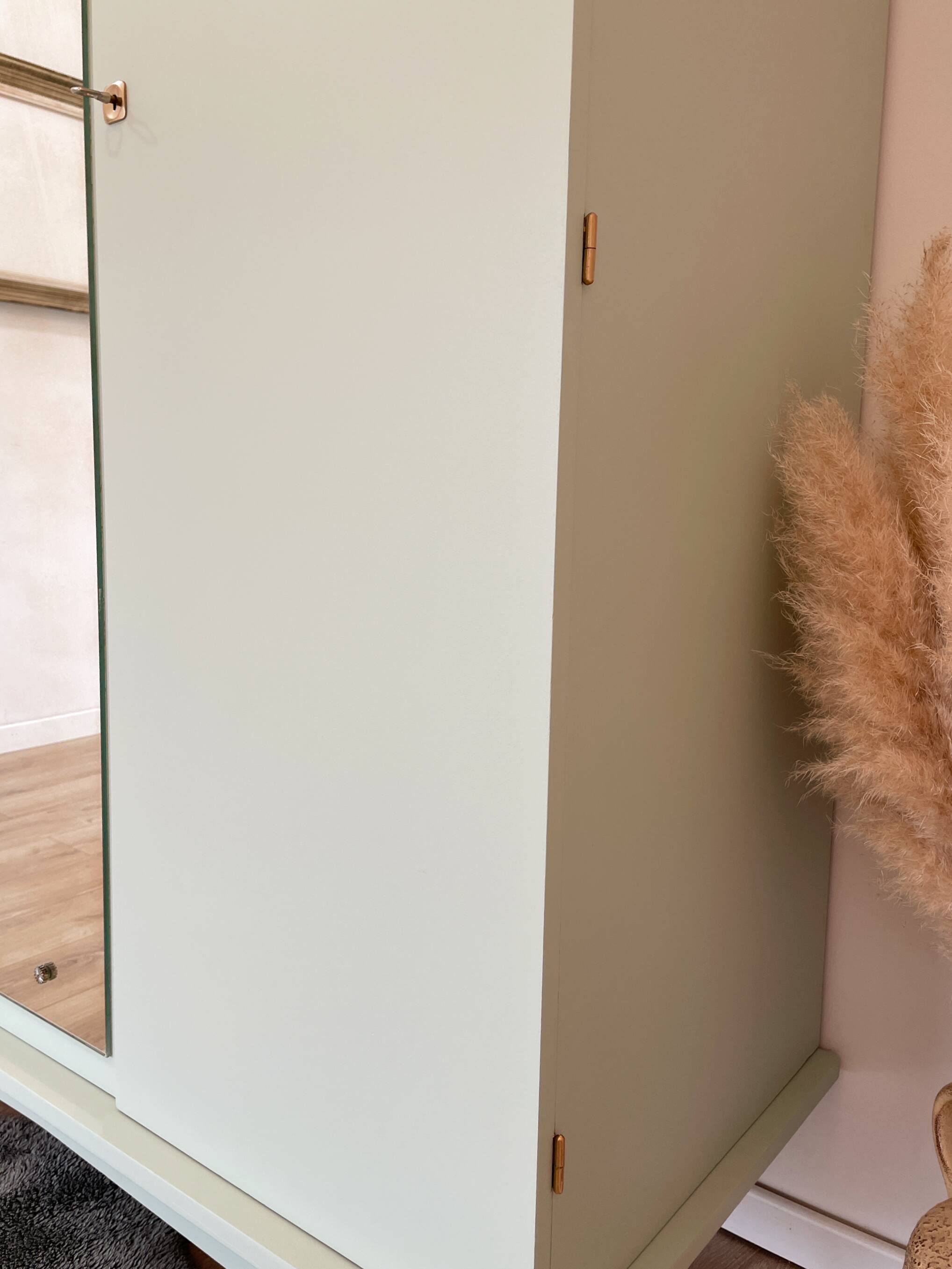 Armoire des années 70 revisitée - Vert pastel