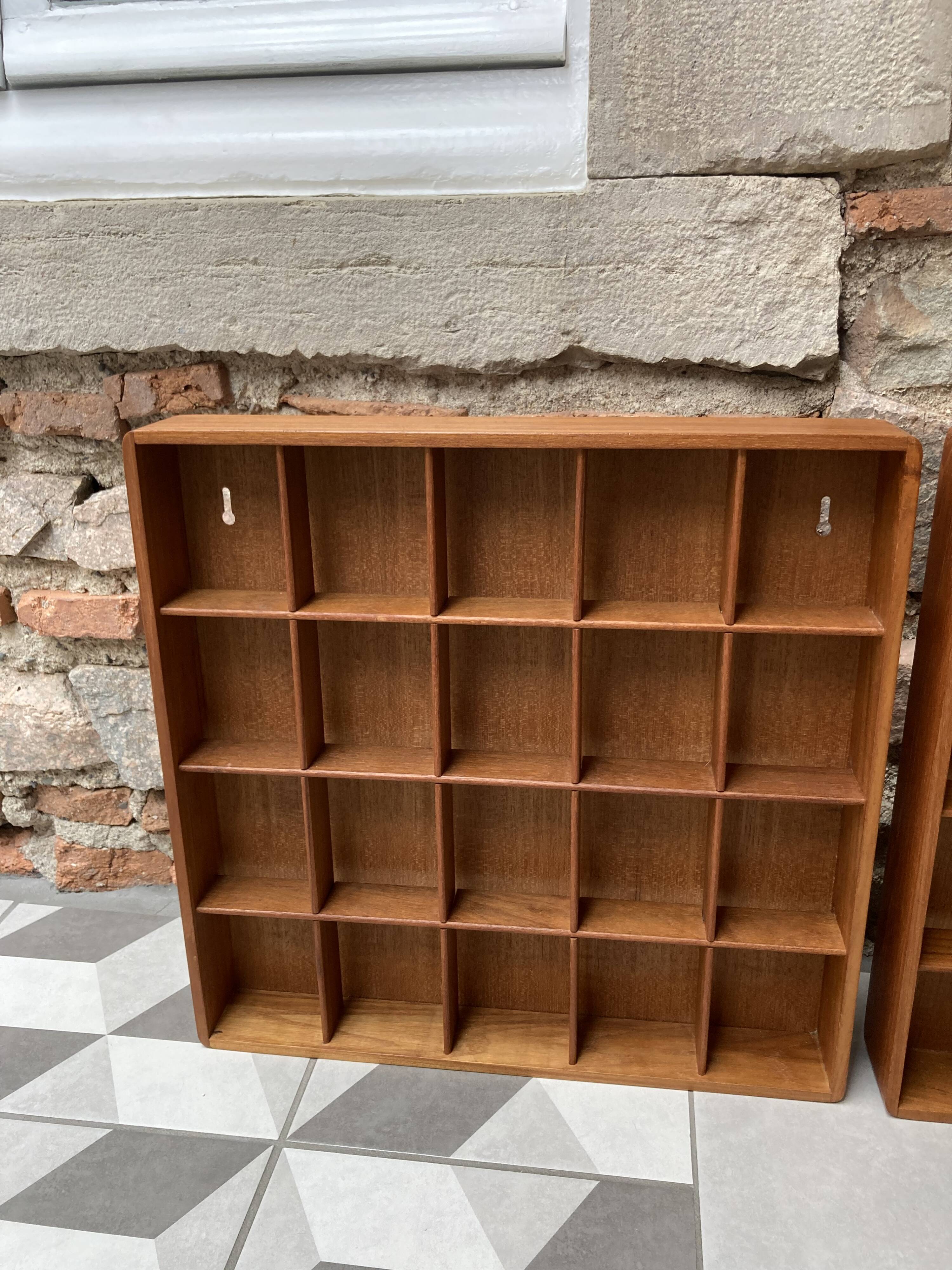 2 casiers muraux vintage en teck