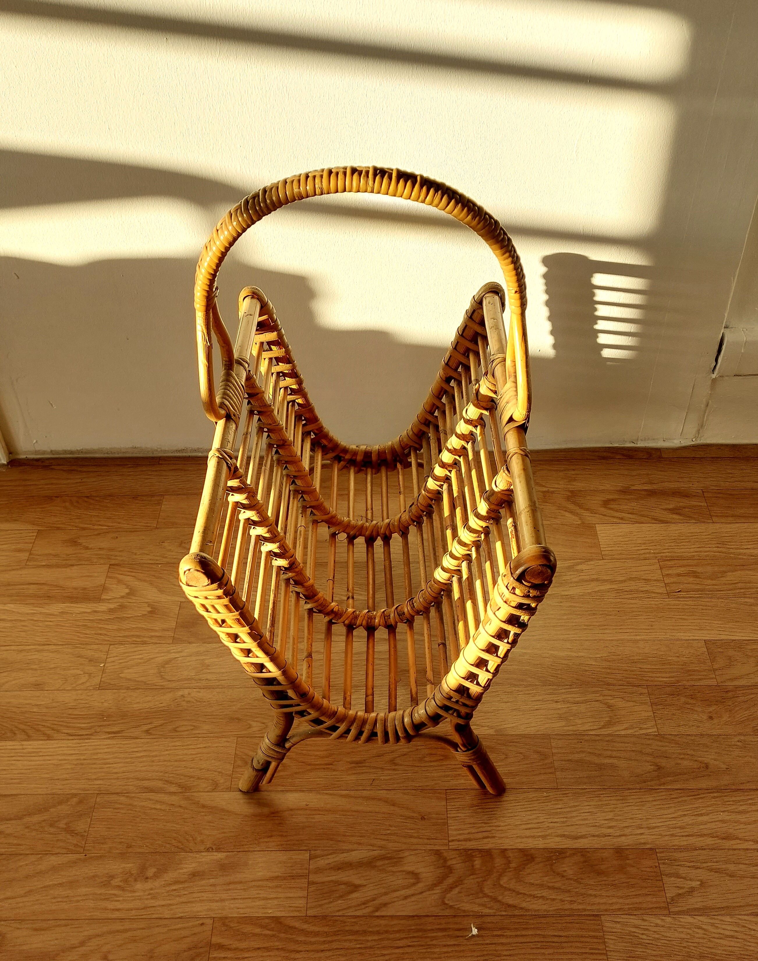 Porte-revues en rotin artisanal 1960.