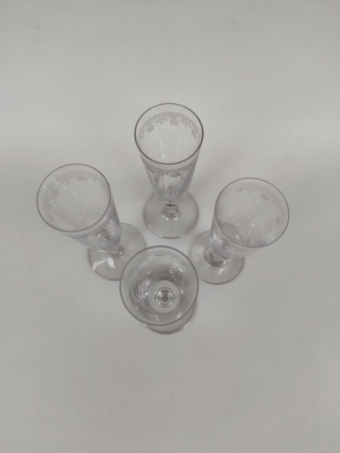 4 flutes à champagne en cristal de baccarat, début du XX ème siècle.