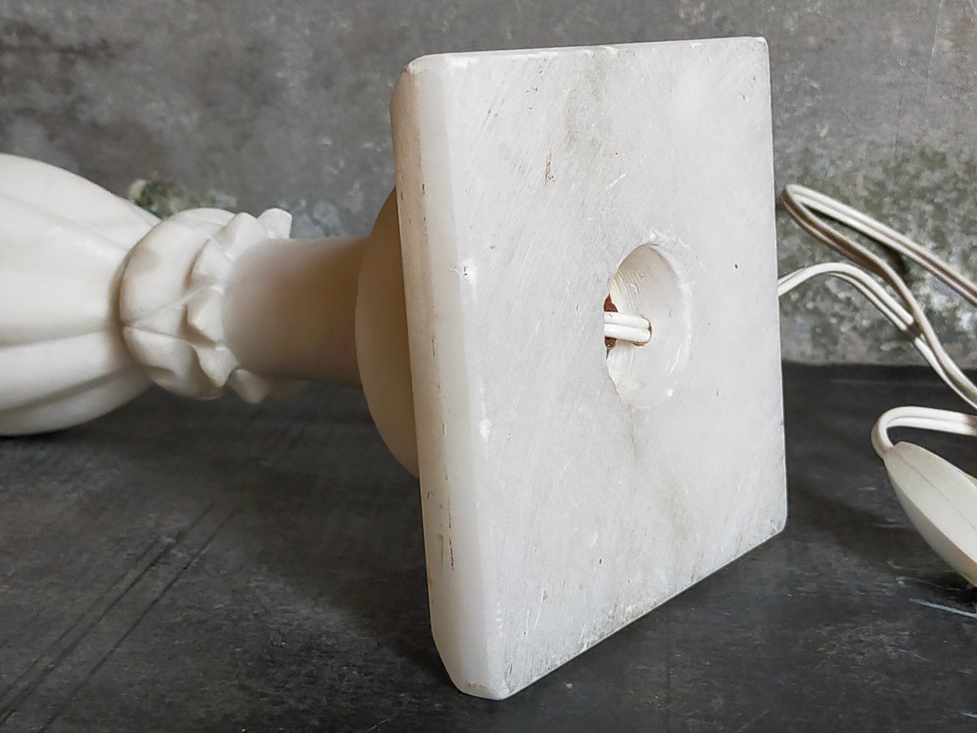 Lampe de table en albâtre, pied balustre, abat-jour en laine vierge