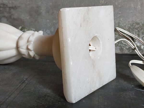 Lampe de table en albâtre, pied balustre, abat-jour en laine vierge