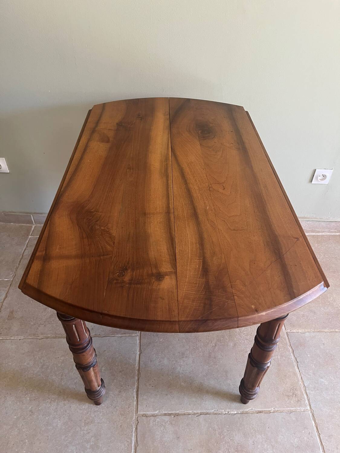 Folding table in walnut