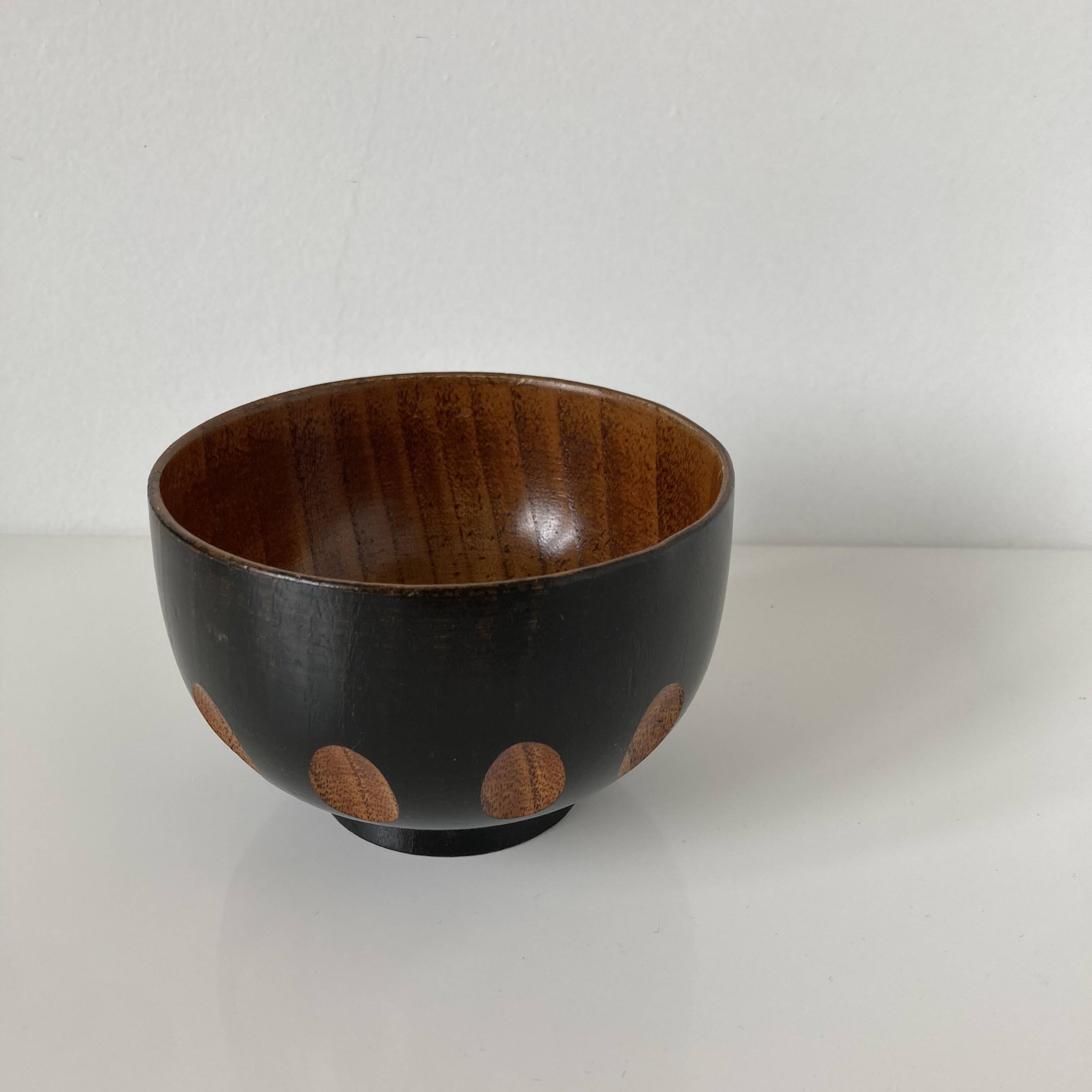 Japanese Showa bowl made of stained brown paulownia wood and carved.