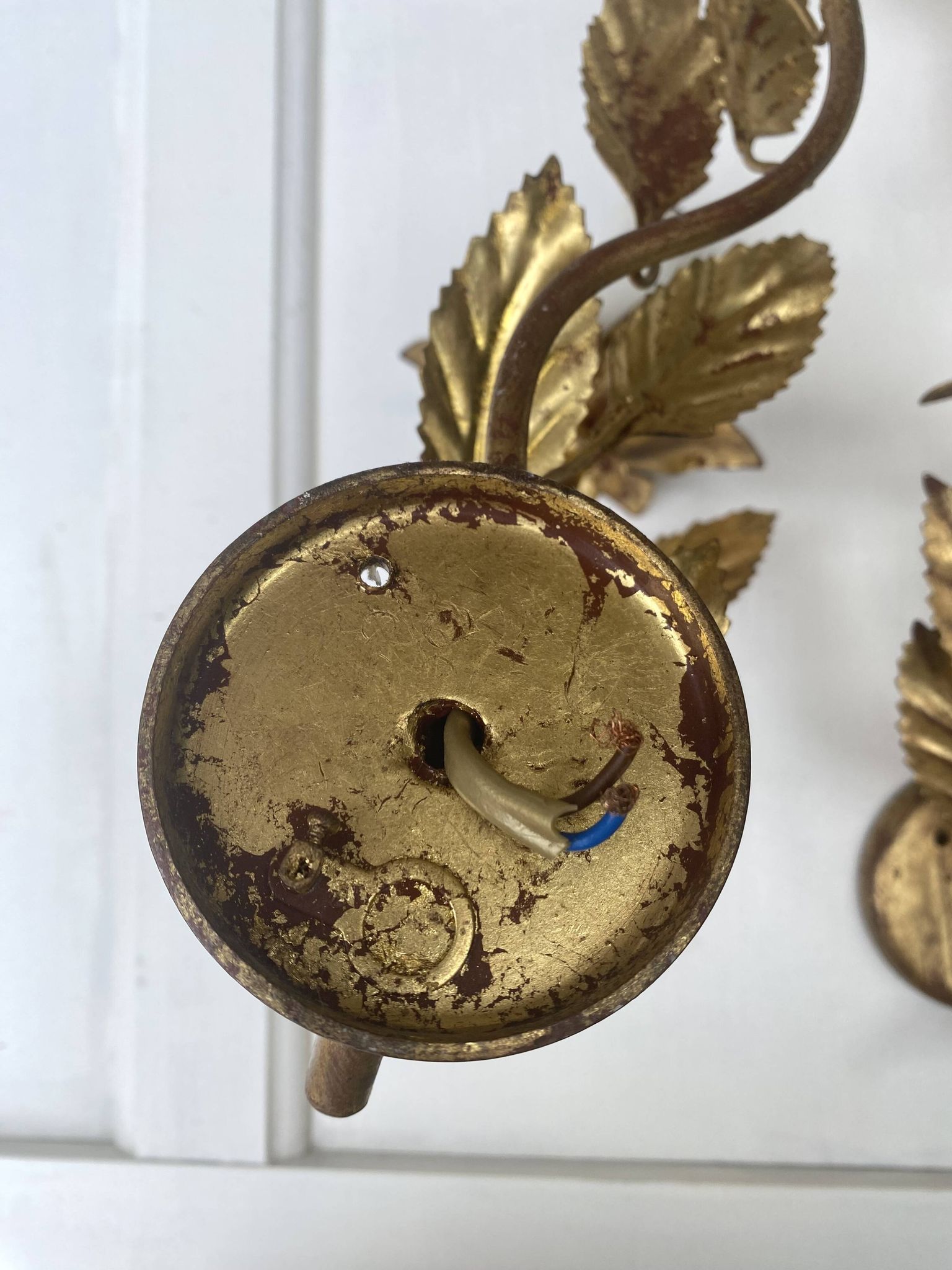Pair of Italian wall sconces in gilded metal – Stylized foliage