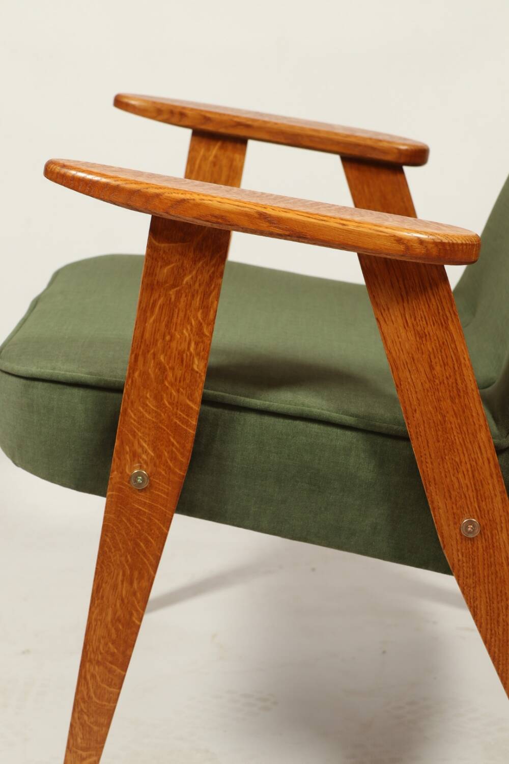 Fauteuil vintage moderne chêne clair vert royal 1962 design par Chierowski