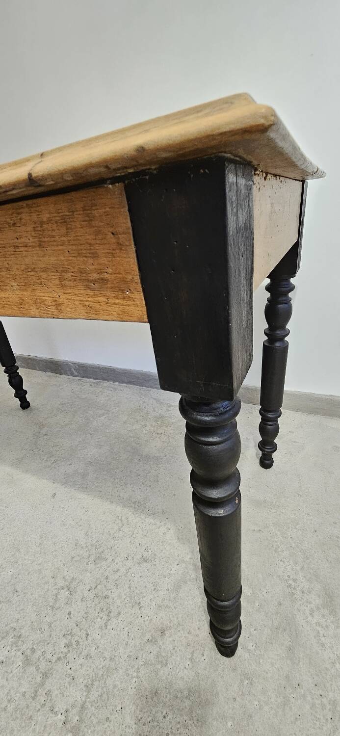 Antique farmhouse table in solid oak with turned legs