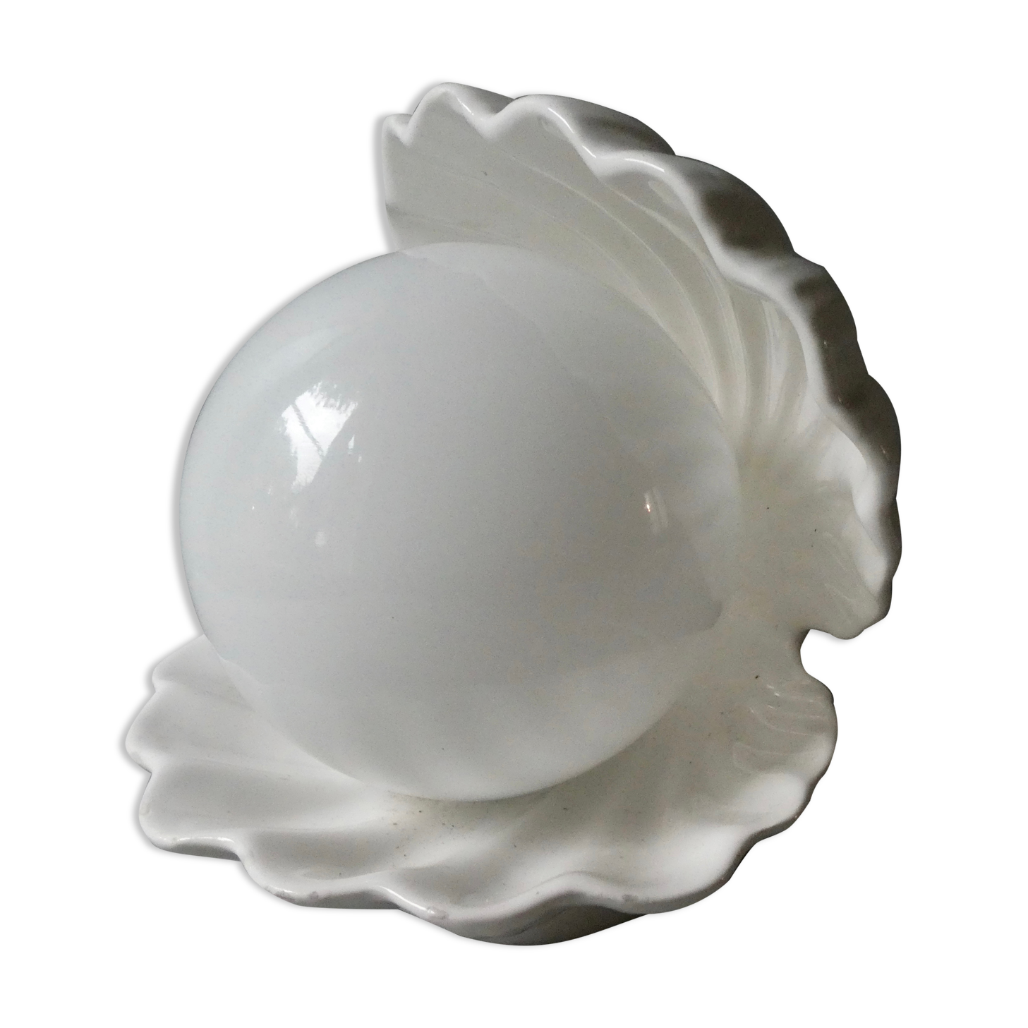 Shell lamp in white ceramic and opaline, 80s