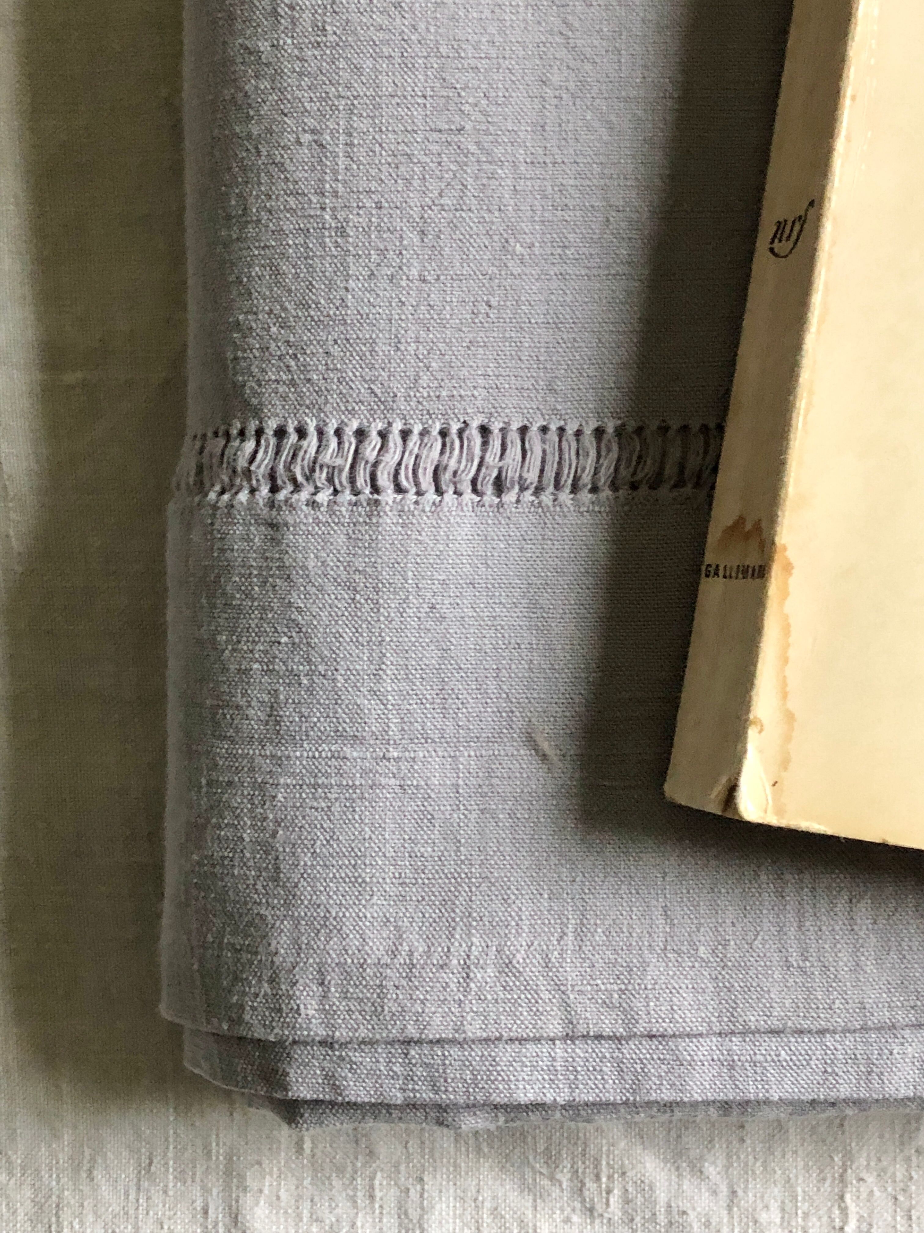 Drap ancien en lin et coton teinté en gris tourterelle