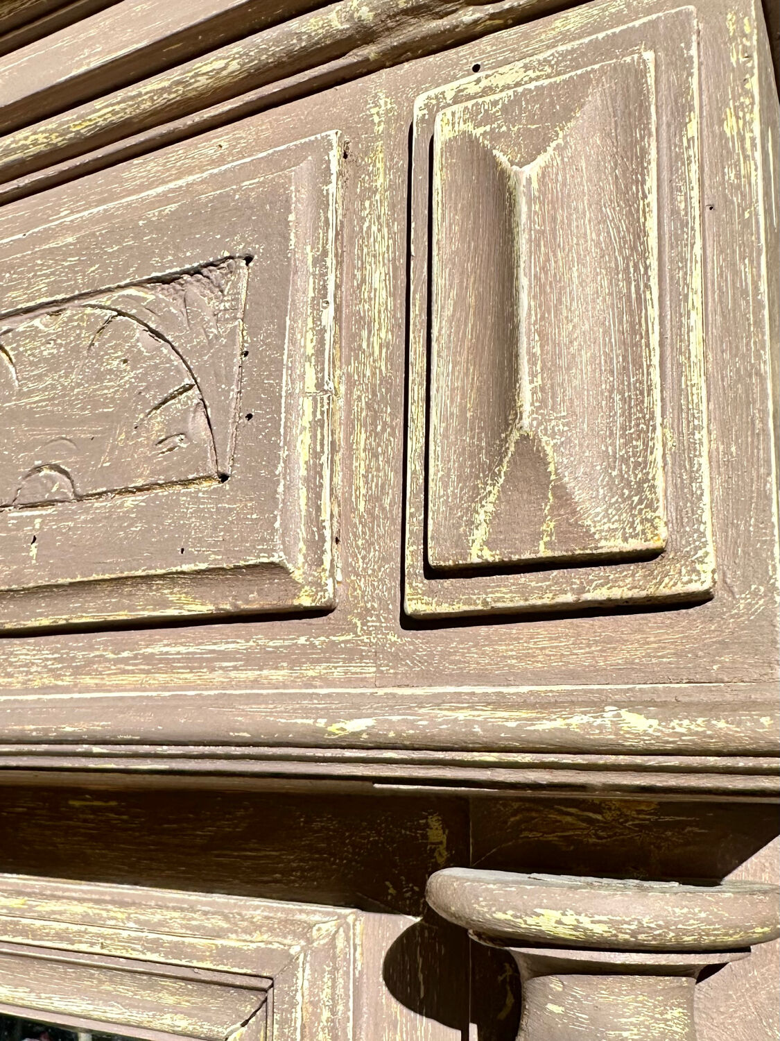 Imposing fireplace mirror in carved and painted wood, 19th century.