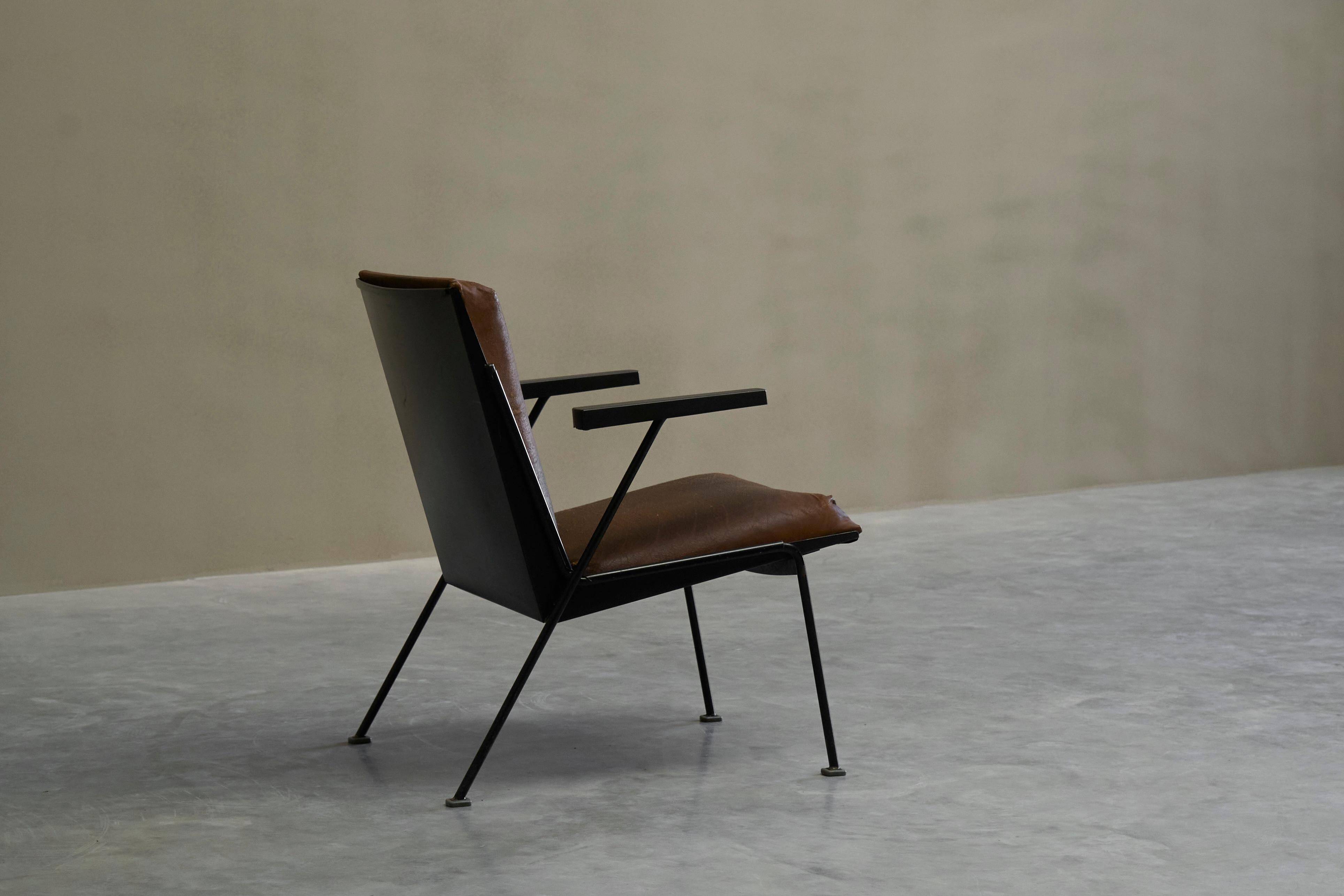 Modernist Dutch lounge chair in enamelled steel and leather from the 1950s.