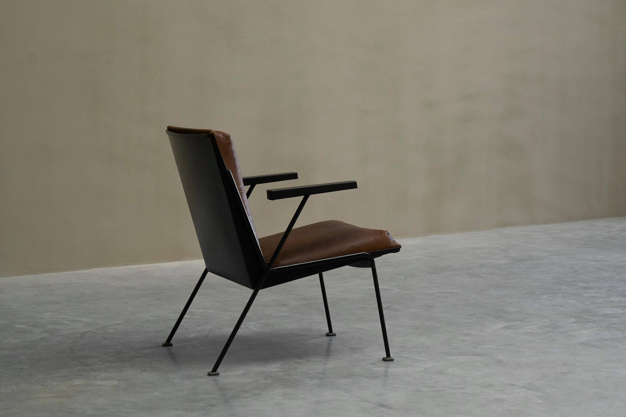 Modernist Dutch lounge chair in enamelled steel and leather from the 1950s.