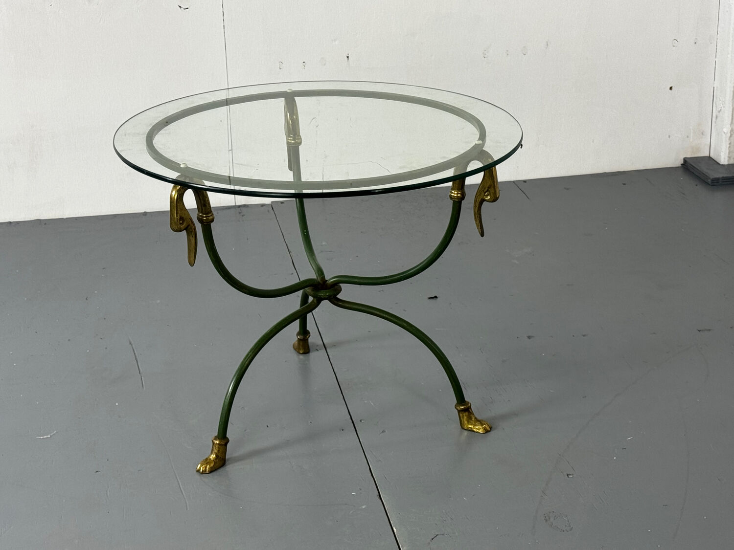 Table d'appoint "cygne" en acier et laiton par Maison Jansen, années 1970