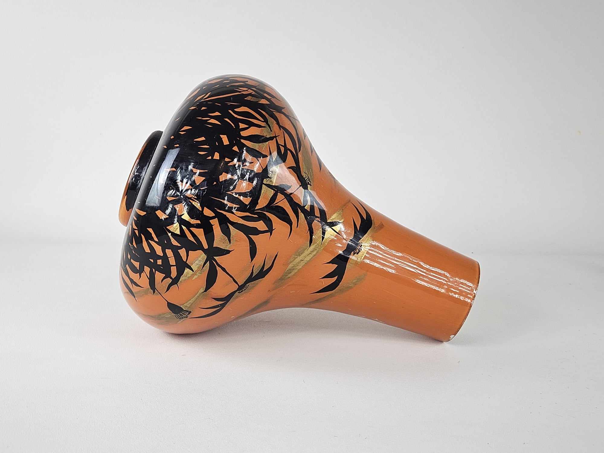 Lacquered vase with Japanese floral motifs, circa 1970