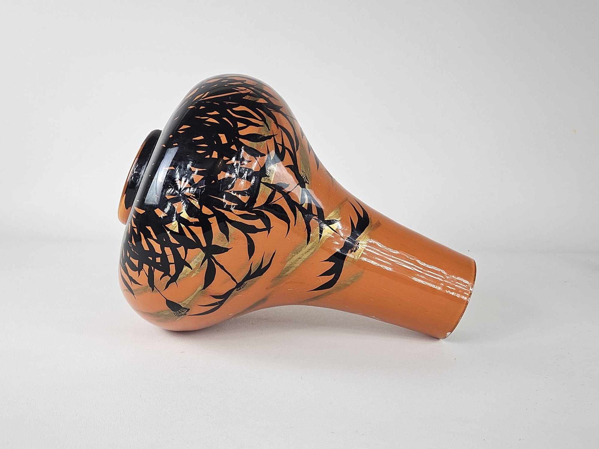 Lacquered vase with Japanese floral motifs, circa 1970