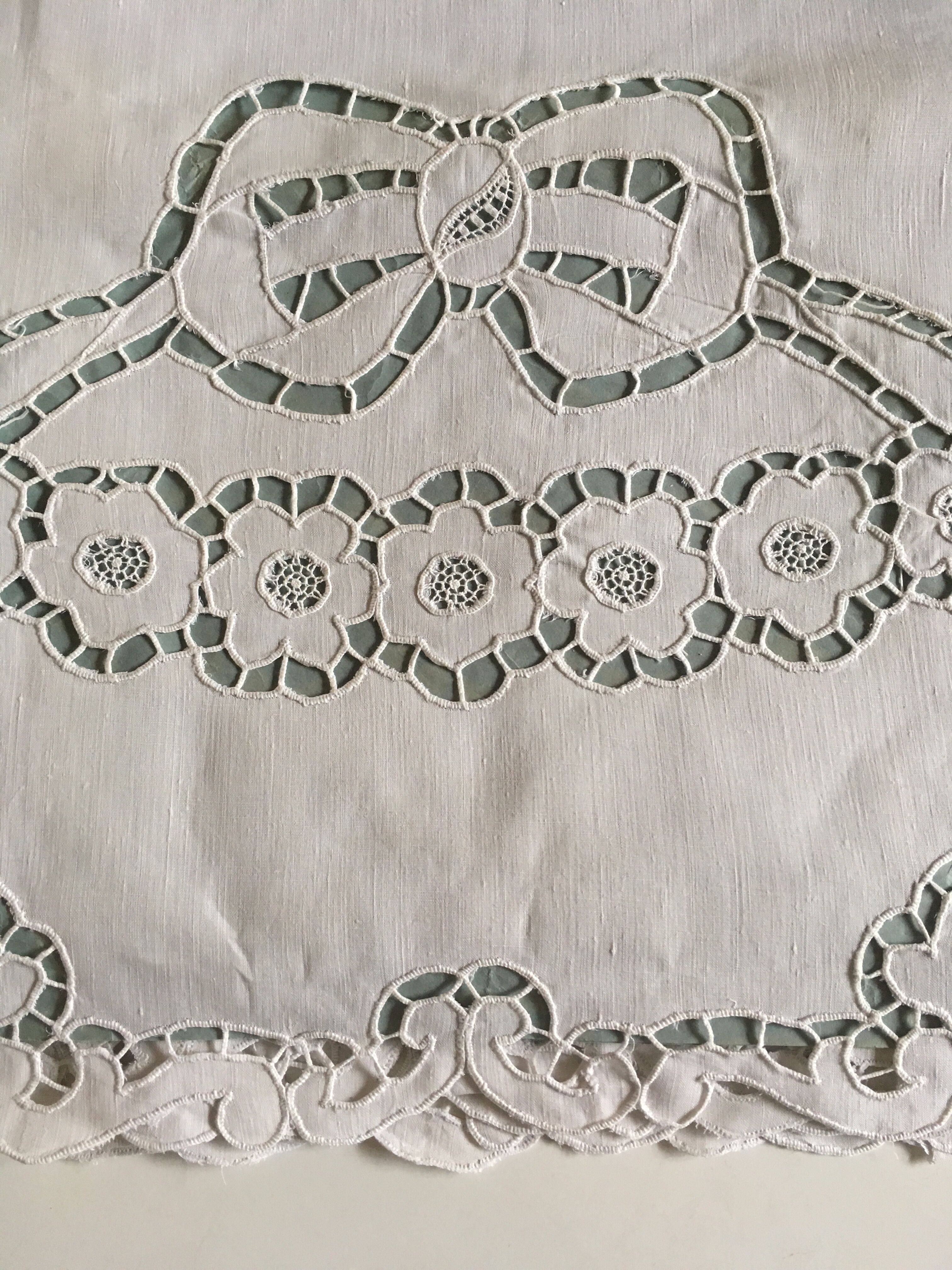 Sheet and pillowcases embroidered linen Richelieu old Castle